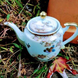 Gilded  Hokusai china tea pot excellent condition